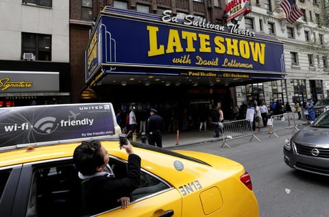 Letterman, de 68 años, comenzó su programa, The Late Show, el 1 de febrero de 1982, primero en la cadena NBC y desde 1993 en la CBS, que ahora lo despidió al cerrar su 6,028 episodio.