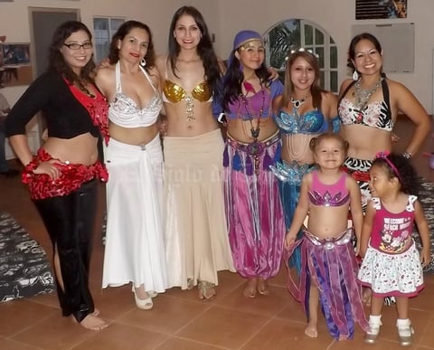 22052015 Se celebró el pasado 12 de mayo el Día Mundial de la Danza del Vientre, y el Grupo de Danza Árabe del Centro de Arte y Movimiento Yenisey lo festejó con una divertida convivencia al estilo árabe, con música, danza y atuendos orientales. En la fotografía, aparecen Minerva, Mary, Fanny, Fernanda, Mónica, Yenisey, Yildiz y Natalia.
