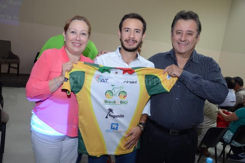 21052015 Ángel Martínez Valencia con Bertha Valencia y Ángel Martínez.
