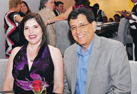 22052015 DISFRUTAN AMENA VELADA.  Lucía y Jorge.