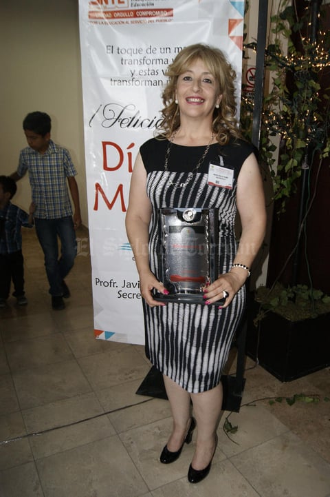 21052015 Amelia Sdir e Israel Munive, 50 años de servicio.
