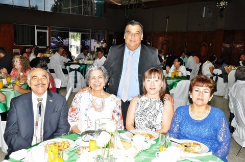 21052015 Norma Ofelia Pinto, Geo Moncada, Yolanda Martínez y Miguel Villalobos con Juan Odón Fuentes, quien cumplió 50 años de servicio docente.