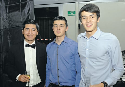 22052015 ENTRE AMIGOS.  Orlando, Josué y Saúl.