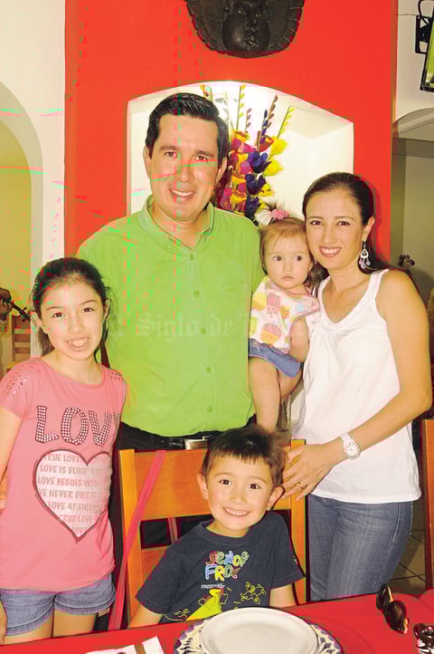 22052015 Érick, Karlita, Karla, Ana Victoria y Érick Saracho.