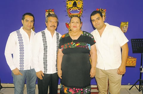 22052015 Rogelio Astudillo Jr., Rogelio Astudillo, Estefanía Gómez y Alexandro Astudillo.
