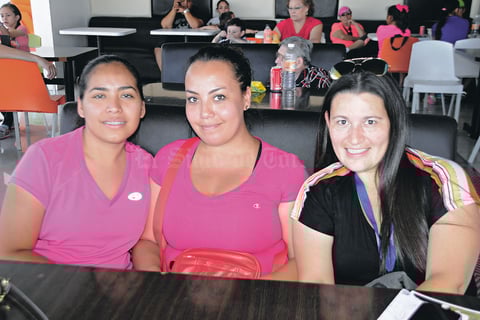 22052015 ENTRE AMIGAS.  Angélica, Yirika y Karina.