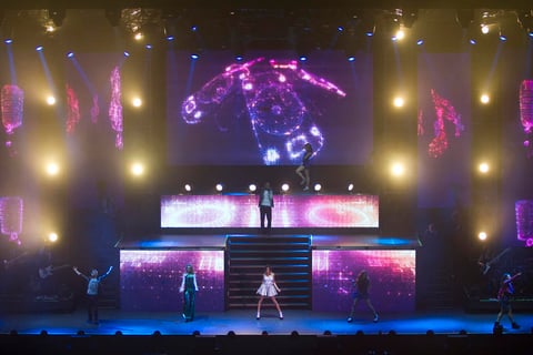 Al igual que lo hicieron hace dos años cuando iniciaban la gira, ahora el elenco multicultural que dio vida al espectáculo musical y serie de televisión Violetta volvió al Auditorio Nacional para despedirse de sus miles de seguidores.