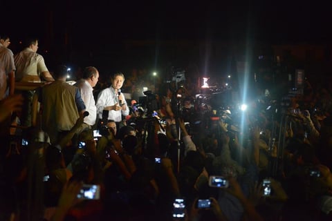 Por la noche, Enrique Peña Nieto también realizó un recorrido por la zona.