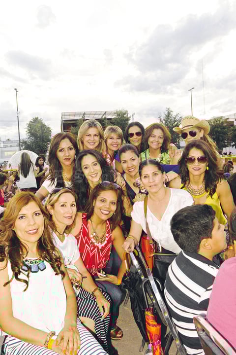 24052015 EN LA PLAZA MAYOR.  Amigas del gimnasio.