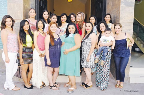 24052015 Amigas y familiares acompañando a Ivet Sarahí en su baby shower.
