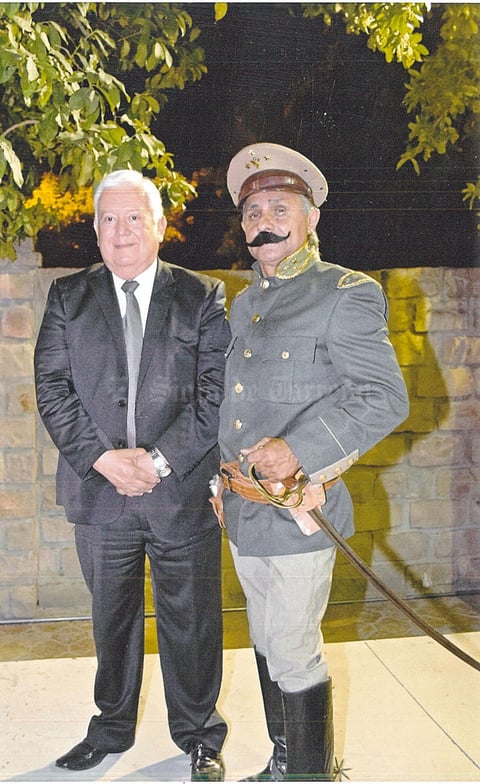 24052015 EN CONFERENCIA.  En el Museo de la Revolución, se realizó una conferencia sobre el proceso penal contra el General Felipe Ángeles a cargo del Dr. Jesús G. Sotomayor Garza, quien aparece en la foto junto a Jesús Pérez, quien personificó al General Ángeles.