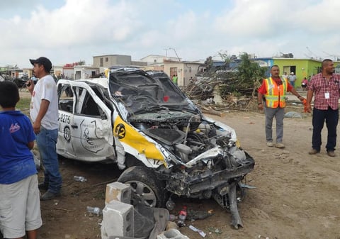 Autos quedaron en pérdida total tras el tornado.