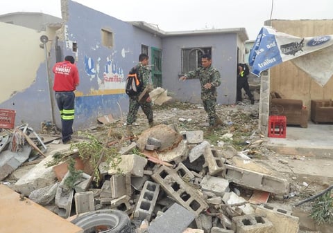 Elementos del Ejército trabajan en las labores de reconstrucción retirando los escombros.