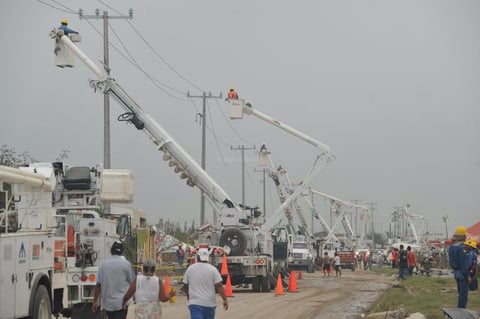La Comisión Federal de Electricidad (CFE) ha trabajado en restablecer el suministro de energía en la zona devastada.
