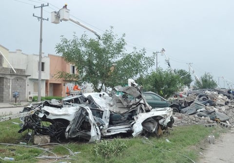 En las calles de Acuña, se pueden ver decenas de autos destrozados por el tornado.