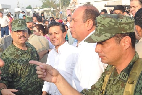 Por el lapso de una hora el presidente de la República, Enrique Peña Nieto, realizó un recorrido por las colonias afectadas por el paso de un tornado en Ciudad Acuña.