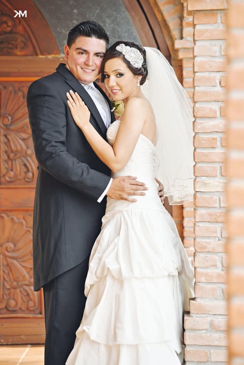 Lic. Paola Carolina Hernández Ávila y M.V.Z. José María Rodríguez Gutiérrez unieron sus vidas en la Iglesia de San Miguel Arcángel el 16 de mayo de 2015. Ellos son hijos de los señores: Lic. José María Rodríguez Zambrano y Dra. Irma Gutiérrez de Rodríguez; Dr. Miguel Ángel Hernández García y María del Socorro Ávila de Hernández.- KM Estudio.