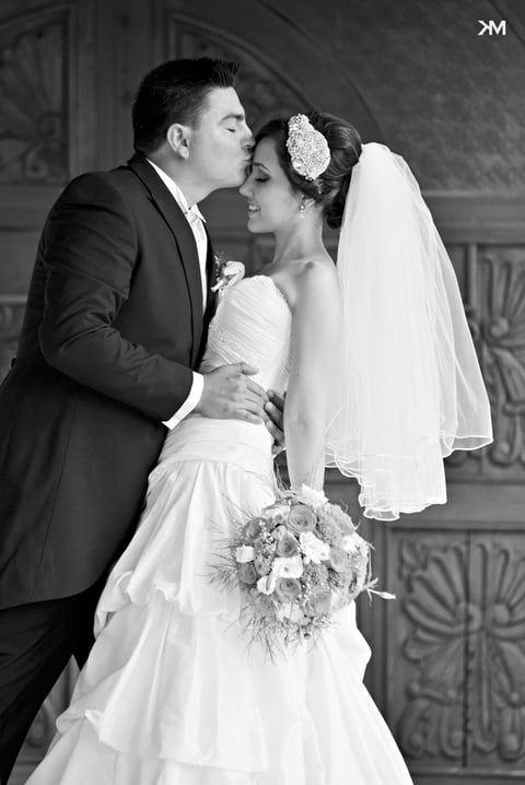 Paola Carolina y José María en fotografía de estudio el día de su boda.- KM Estudio