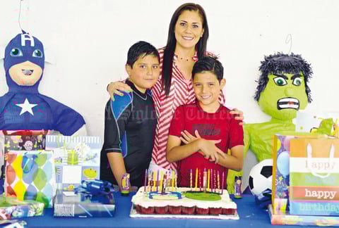 26052015 PIñATA DOBLE.  Eduardo Cepeda y Diego Cepeda celebraron sus respectivos cumpleaños, por lo que fueron festejados por su mamá, Karla Velázquez.