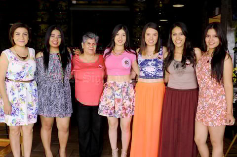 27052015 ENTRE AMIGAS.  Paula se casará en breve, por lo que fue despedida de su soltería.