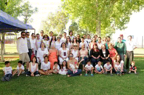 27052015 GRATA CELEBRACIóN.  Alicia Villalobos Pérez celebró su aniversario de vida número 80 en el Club Britania. La acompañaron sus hijos, nietos y bisnietos.