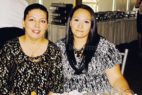 28052015 ENTRE AMIGAS.  María Luisa Muñoz y Carla Corral.