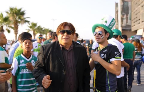 Uno de los clones del 'Piojo' Herrera mostró su apoyo para los de casa.