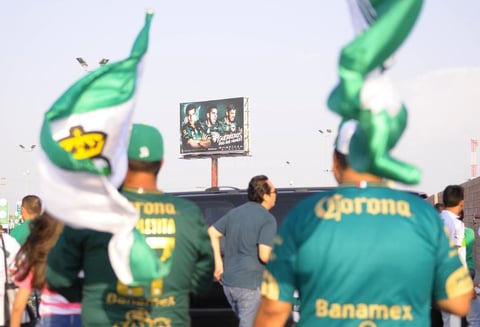 La afición llegaba muy confiada al Estadio Corona.