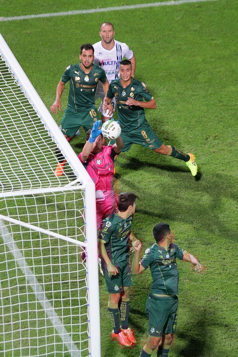 Gran actuación tuvo el portero de Santos Laguna en la final de ida.
