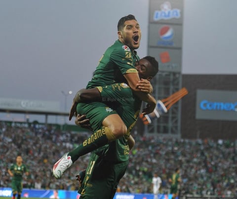 'Chuletita' Orozco dio la actuación de su vida con cuatro goles y parece que Santos es casi Campeón tras pulverizar a los Gallos Blancos.
