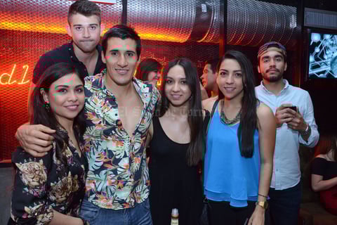 Diana, Goku, Emilio, Montse, Cristy y Vaca.