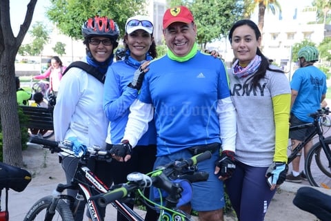 30052015 Delfi, Nena, Gabriel y Sonia.
