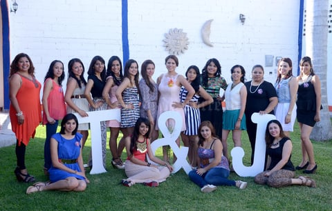 30052015 La futura contrayente disfrutó de una amena tarde llena de mucha alegría y bellos momentos.