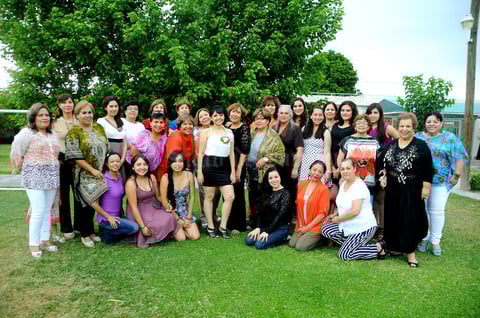 30052015 La futura novia disfrutó una amena tarde en compañía de sus invitadas.