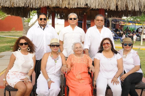 30052015 EMOTIVO CUMPLEAñOS.  Alicia Villalobos celebró su onomástico en compañía de sus hijos: Gerardo, Sergio, Mayela, Blanca, María Luisa Alicia, Genaro, Adriana y Fernando Salazar Villalobos.