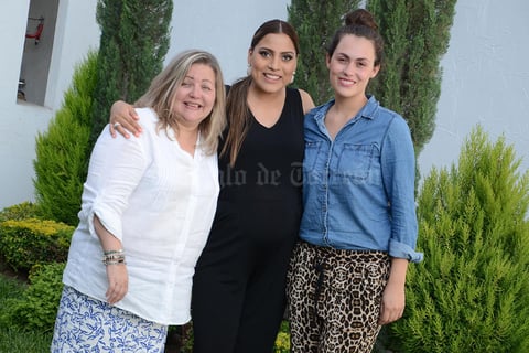 30052015 PRENATAL.  Karen Valdés con las anfitrionas de su recepción Marisa Álvarez y Sayda Ganem.