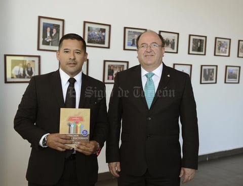 30052015 Luis Enrique Coronado Hernández, autor del libro acompañado del rector de ULSA, Arturo Dávila.