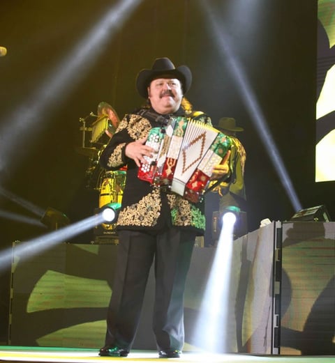 Después de esa última canción, el “Rey del acordeón” anunció la presencia de su hijo Ramón Ayala junior, con quien interpretó Tengo miedo, Cuánto me cuesta, Mi tesoro, Me caíste del cielo y Pero esta vez llore.