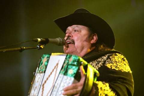 A esos temas, con un fuerte aplauso del público, le siguieron Baraja de oro, Puño de tierra, Entiérrenme cantando, Cuando apenas era un jovencito y Lo lindo de ti.