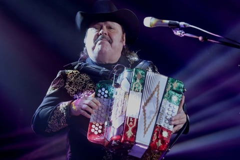 En punto de las 22:30 horas, el cantante y su grupo salieron al imponente escenario de la Arena Ciudad de México para realizar un recorrido por su carrera musical, ante una fuerte ovación del respetable impaciente por verlos sobre el entarimado.