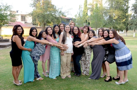 31052015 Bellos momentos pasó la festejada en compañía de sus invitadas.