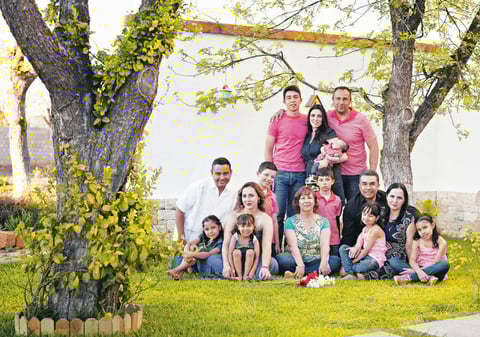31052015 EN FAMILIA.  María Guadalupe Padilla Reynoso en su cumpleaños número 59 junto a sus hijos, Luis, Lupita y Sandra, y sus nietos.