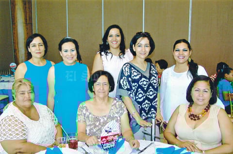 31052015 Una hermosa fiesta de canastilla recibió la Sra. Lupita López de Chávez. El festejo se efectuó el día 16 de mayo de 2015 en La Terrazza de Cuatro Caminos. Las organizadoras de esta amena celebración fueron: Lidia Soto de Chávez y Nancy López. La acompañan: Bere, Lucy, Doriam, Doris, Isabel, Lidia y Lorena.