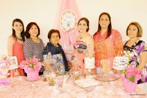 31052015 La festejada en compañía de su esposo, el Dr. Jesús Monárrez Suárez del Real, y su pequeño hijo, Carlos Monárrez Rivas.
