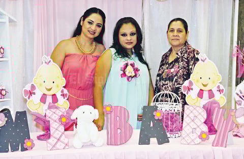 31052015 FIESTA DE REGALOS.  Miriam Guerrero García en su baby shower con las organizadoras: Alejandra García Castañeda y Mónica Guerrero García.