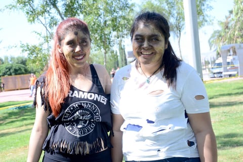 01062015 COMO ZOMBIES.  Karla y Daniela.
