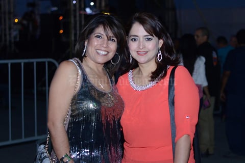 02062015 EN UN CONCIERTO.  Elvira y Lety.