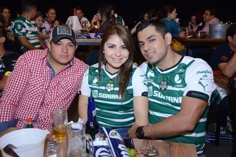 03062015 EN SU RESTAURANTE FAVORITO.  Iván, Ángeles y Javier.