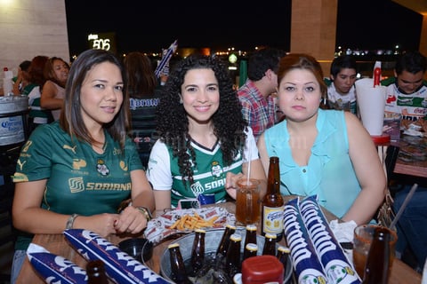 03062015 ENTRE AMIGAS.  Isela, Érika y Wendy.