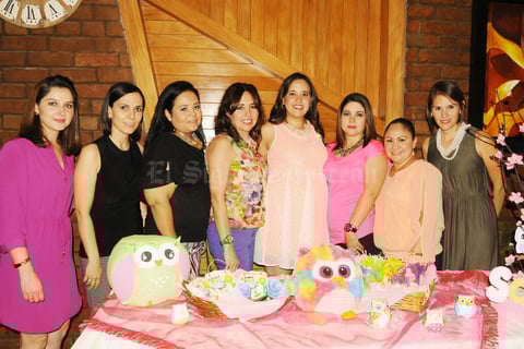 04062015 TIERNA ESPERA.  Ale Gallegos el día de su baby shower en compañía de sus amigas.